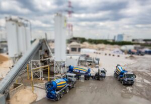 Betonmixers van De Rycke bij de betoncentrale in Kallo